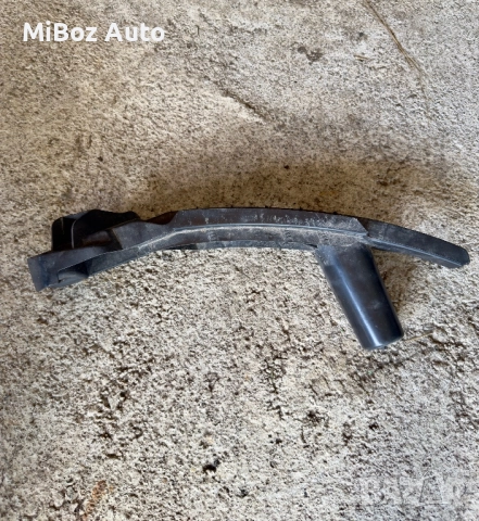 Държач десен предна броня Golf 5