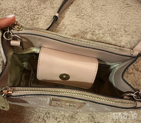 Дамска чанта Guess, снимка 3 - Чанти - 51978720