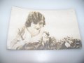 Момиче с котенца, стара романтична картичка, снимка 2