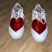 Love Moschino, Кожени спортни обувки със сърцевидна апликация, Бял/Червен, снимка 12 - Дамски ежедневни обувки - 34741732