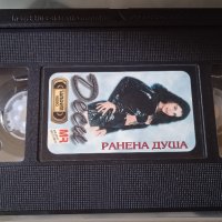Деси - Ранена душа VHS, снимка 2 - Други музикални жанрове - 42054514