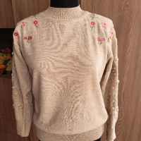 Бежов пуловер с цветя, снимка 3 - Блузи с дълъг ръкав и пуловери - 44582244