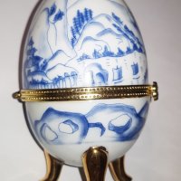 Порцеланово яйце в стил Феберже , снимка 8 - Антикварни и старинни предмети - 44304750