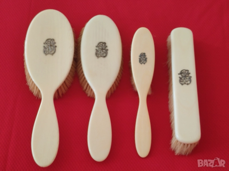 Комплект тоалетни принадлежности от слонова кост със сребърен монограм. , снимка 1