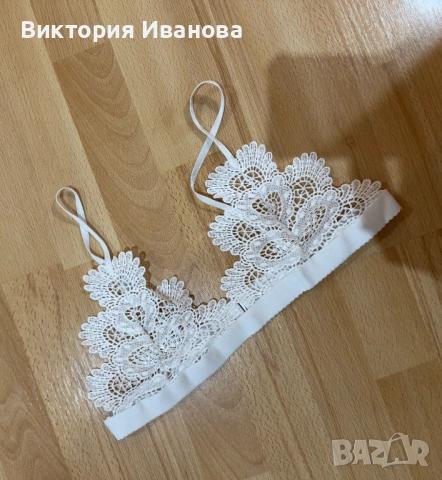 Бяло дантелено бюстие