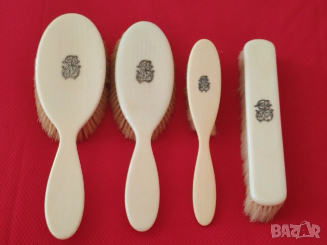 Комплект тоалетни принадлежности от слонова кост със сребърен монограм. 