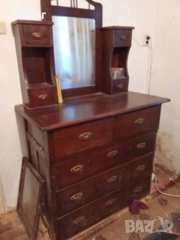 Продавам запазен скрин от плътна дървесина имащ тоалетка и 9 чекмеджета не пребоядисван., снимка 2 - Скринове - 52214308