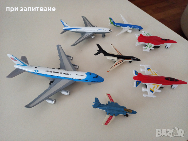 Метални Boeing 787 и 777, 2 пластмасови изтребителя, снимка 1 - Колекции - 39234082