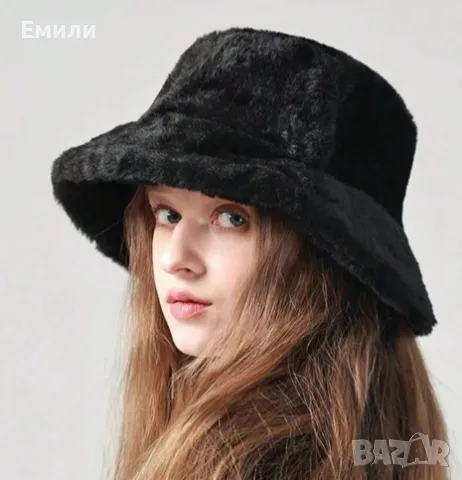 Дамска пухкава шапка в черен цвят