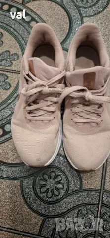 Маратонки Nike, Adidas 