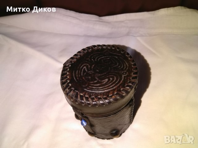 Метална медна чашка с обвивка естествена кожа с инкрустации от соца винтидж, снимка 3 - Колекции - 29428594