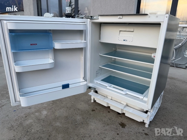 Малък хладилник Bosch за пълно вграждане 82 см 