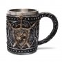 Код 94171 Стилна чаша от полирезин с релефни декорации - герои, мечове и щитове, снимка 2