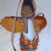 НАЛИЧНИ НОВИ обувки за танци ленти сатен цвят старо злато за крак от 23,5 см , снимка 1 - Други - 32143321