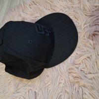 Черна бойфренд шапка с козирка - 12,00лв., снимка 1 - Шапки - 42614439