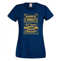 Дамска Тениска MARCH 1962 60 YEARS BEING AWESOME Подарък,Ианенада,Празмик , снимка 10 - Тениски - 37085554