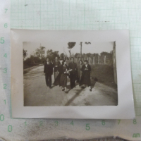 Снимка стара на група на разходка по Евксиноградското шосе-1, снимка 1 - Колекции - 44698615