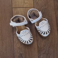 Страхотни бели летни сандали за момиченце 25 номер, снимка 2 - Детски сандали и чехли - 40129878