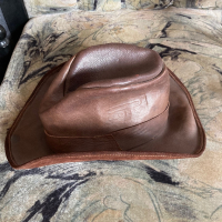 Каубойска шапка, почти нова, дебела кожа с щеммпел Pony, ръчна изработка. , снимка 1 - Други - 44699630
