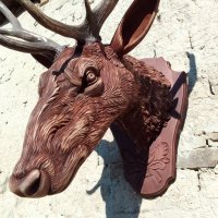 Рога от благороден елен. Ловен трофей монтиран на дървена поставка., снимка 1 - Декорация за дома - 44148941