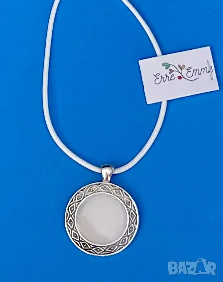 Ръчно изработени колиета от бижутерийна смола, декоративни елементи и бои, снимка 1