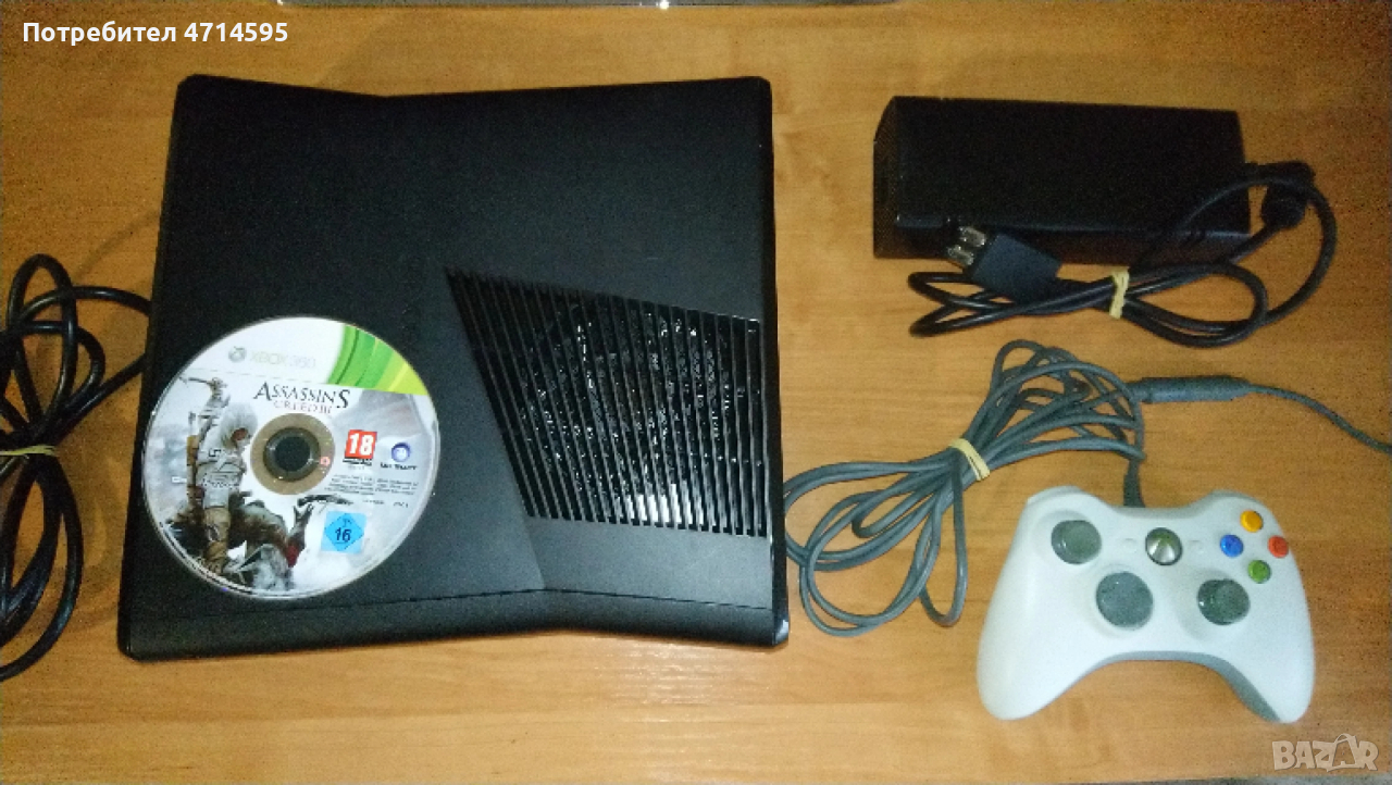 Конзола Xbox 360 С Джойстик кабели и игра Assasins creed 3, снимка 1