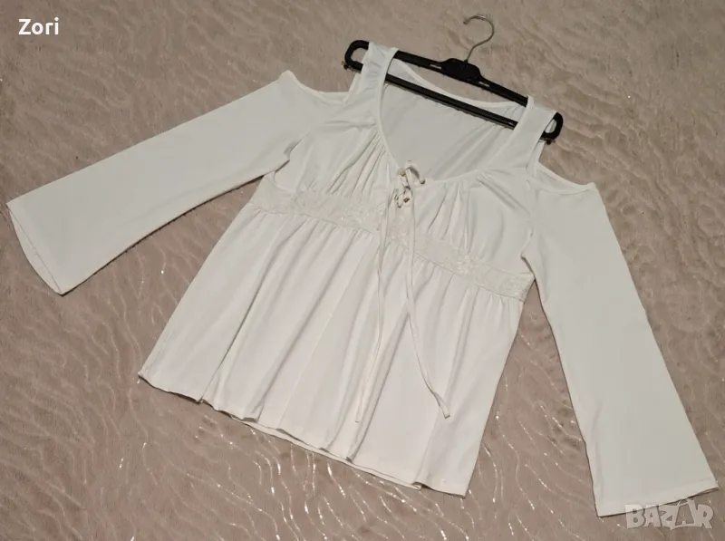 Бяла блуза с отворени рамене и с дантела под бюста , снимка 1