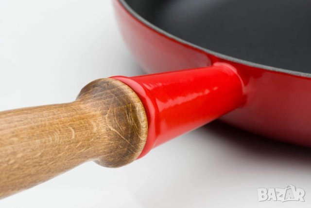 Чугунен тиган Le Creuset с дървена дръжка, кръгъл, Ø 24 см, подходящ за всички видове котлони, снимка 2 - Съдове за готвене - 39960138