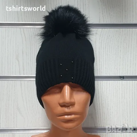 Нова зимна дамска шапка с камъчета с пух/помпон в черен цвят, снимка 2 - Шапки - 48209233