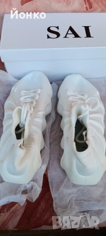 Продавам дамски маратонки!