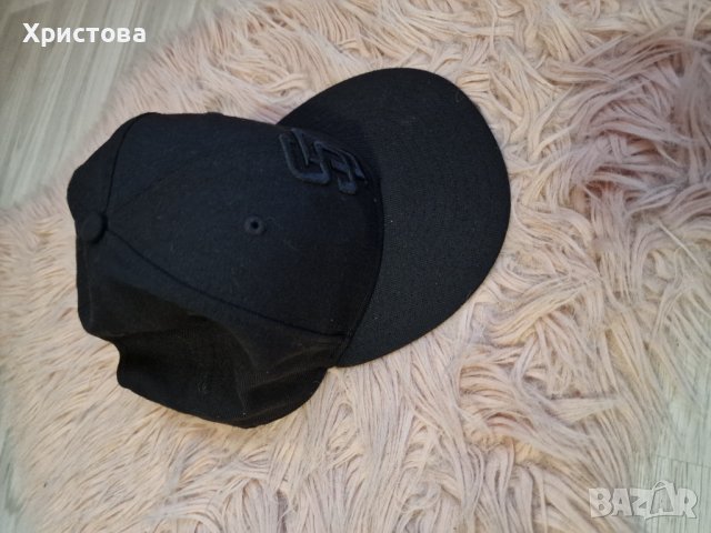Черна бойфренд шапка с козирка - 12,00лв.
