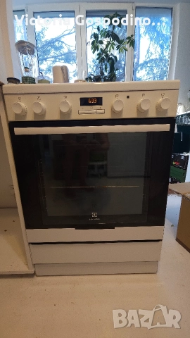 Свободностояща печка с керамични котлони electrolux