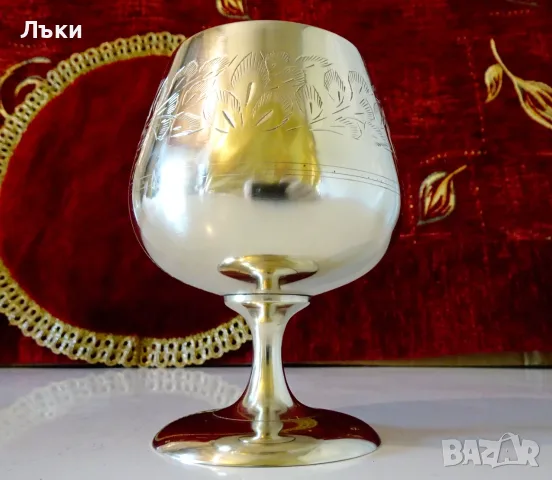 Бронзова чаша за бренди,позлата,гравирана. 
