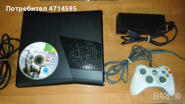 Конзола Xbox 360 С Джойстик кабели и игра Assasins creed 3