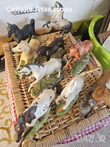 Порцеланови сувенири Коне , снимка 12 - Колекции - 52538384