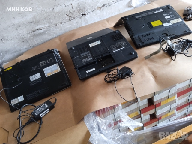 Накуп уреди от Австрия 1 бус компютри монитори бюра столове кафемашини ТV стари Рутери и др.уреди, снимка 8 - Работни маси и бюра - 52892632