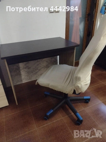дървено бюро и кресло на колелца