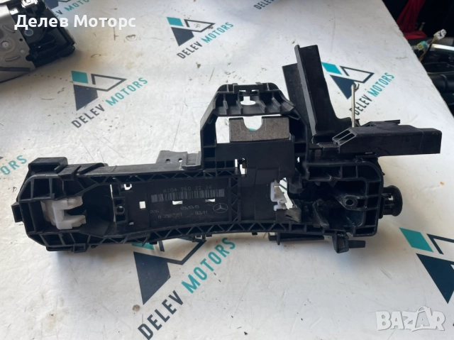 Основа за предна дясна дръжка A2047602234 от Mercedes CLA 180 Sport двигател 270910, 1.6i 122 кс.