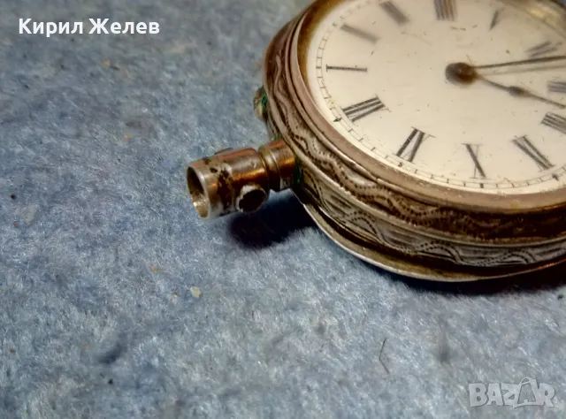Стар ШВЕЙЦАРСКИ СРЕБЪРЕН ДЖОБЕН ЧАСОВНИК СРЕБРО 935 с РЪЧНО ОРНАМЕНТИРАН КАПАК 48870, снимка 11 - Джобни - 48034553