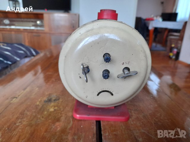 Стар настолен часовник будилник Янтар,Jantar #5, снимка 3 - Антикварни и старинни предмети - 39375829