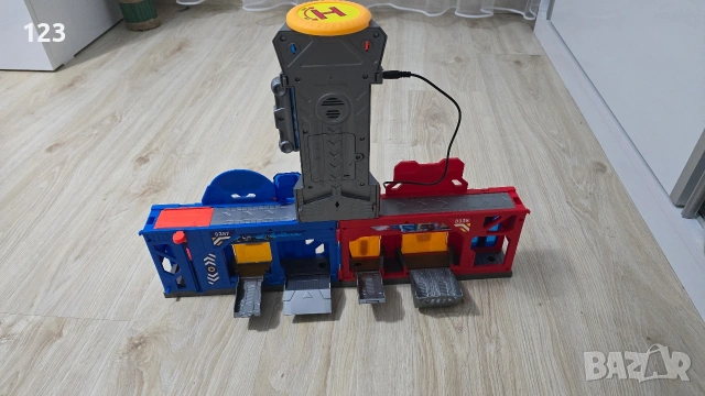 Това е детска играчка тип куфарче, която се трансформира в пожарна станция 2в1 , снимка 2 - Други - 53989263