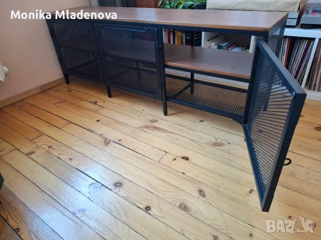 Черен метален шкаф FJÄLLBO