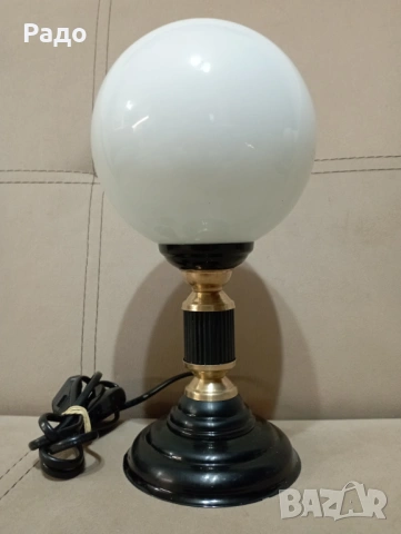 Комплект от две красиви лампи с бели сферични стъклени абажури, снимка 2 - Настолни лампи - 53201624