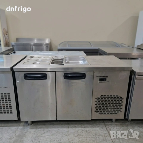 Професионална хладилна маса с две врати и вградена саладета