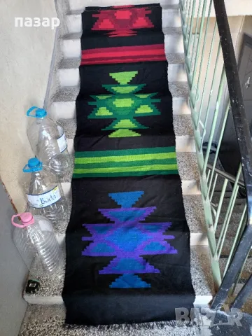 Тъкани вълнени черги различни размери.