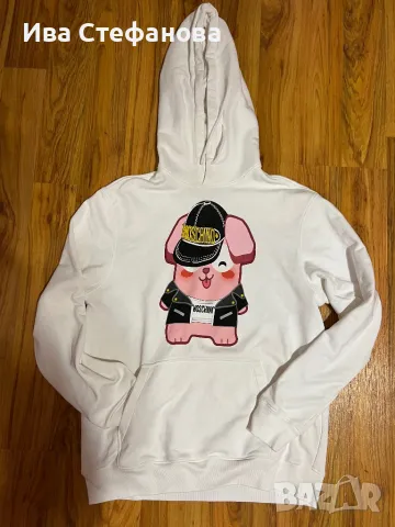 Оригинална бяла блуза Moschino 100 % памук памучна универсален размер суичър суитшърт с качулка, снимка 2 - Спортни екипи - 48091918