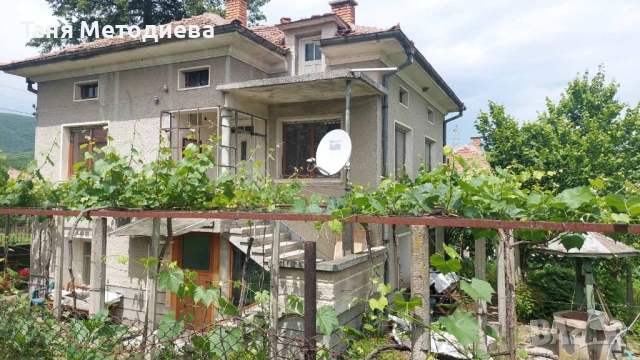 Масивна 2ет. къща 148м², двор 1126м², селскост. постройка 79м² кладенец - с. Слатина 25 км от Карлов, снимка 4 - Къщи - 52525050