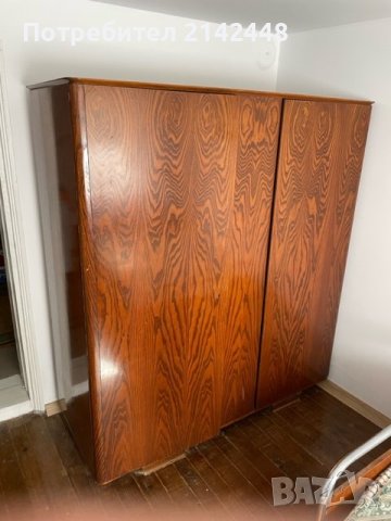 Гардероб Двукрилен с 3 чекмеджета и 4 рафта от орехово дърво с оригинално лаково покритие, снимка 3 - Гардероби - 42673867