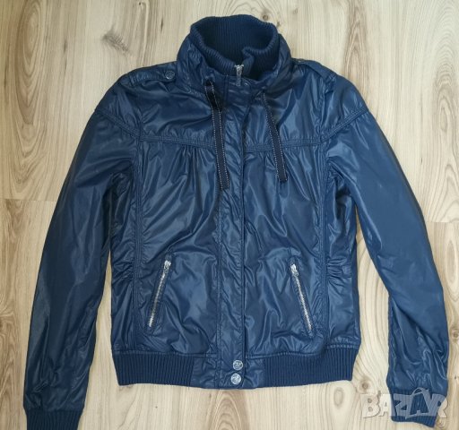 Дамско яке BERSHKA, size M, леко лъскаво, тъмно синьо, много запазено
