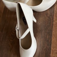 Бели токчета, снимка 2 - Дамски обувки на ток - 42422253